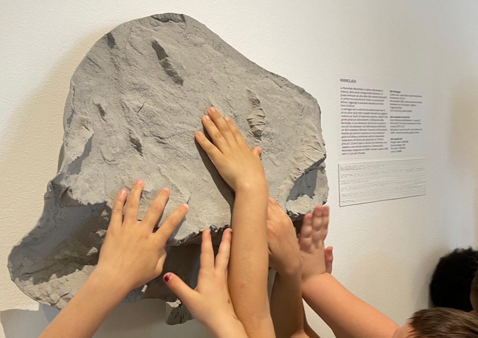 Bambini visitano la mostra Territoriotipo, montagne di dati da toccare